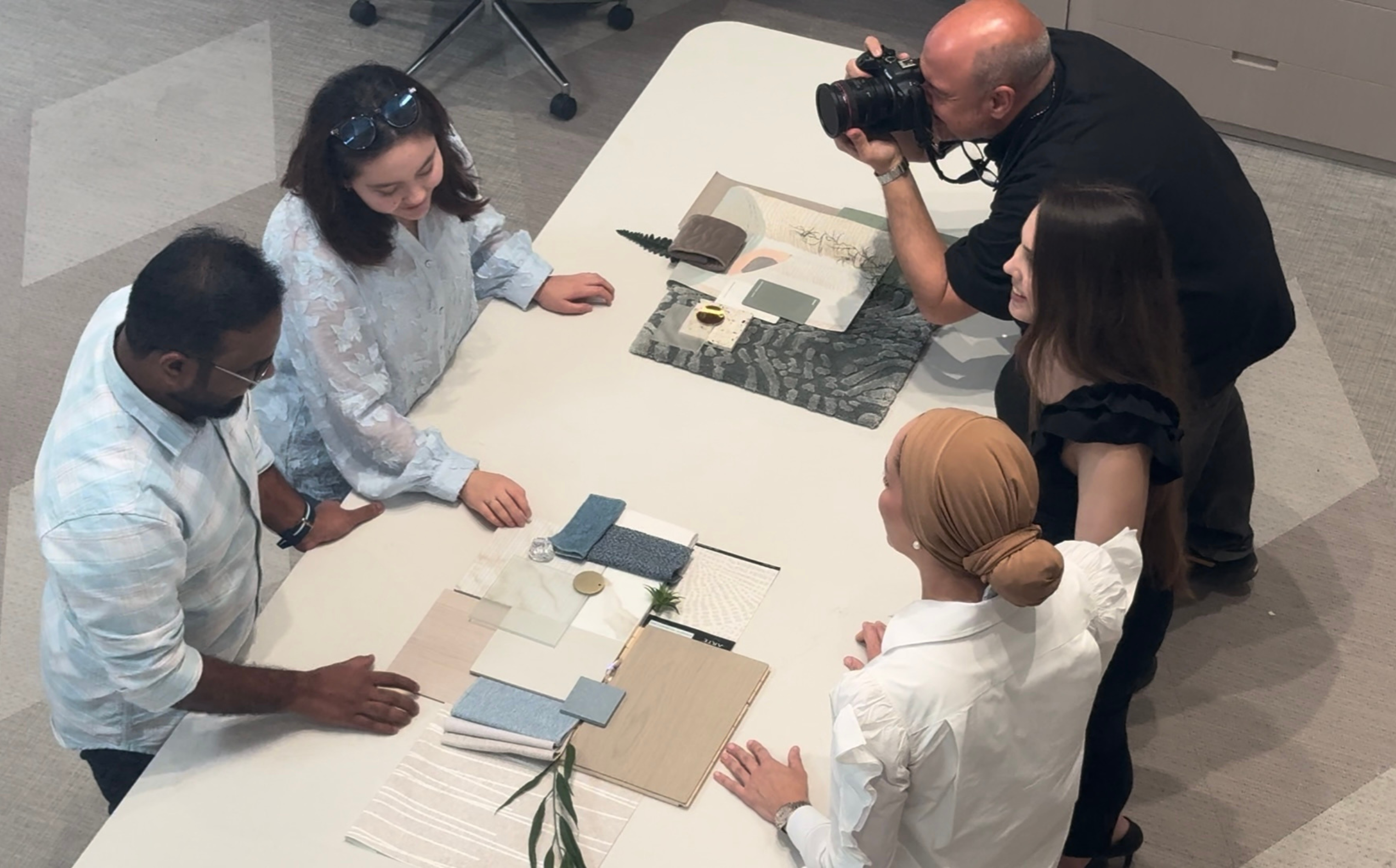 Elegant luxury living room by Known Design, Interior Design Studio in Dubai Dubai